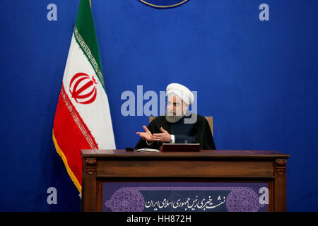 Theran, Iran. 17. Januar 2017. Der iranische Präsident Hassan Rouhani spricht während einer Pressekonferenz in Teheran, Iran, am 17. Januar 2017. Rohani sagte, dass Iran nicht akzeptieren werden, einen Überblick über die internationalen Atomabkommen berichtet lokale Medien am Mittwoch. Die internationalen Atomabkommen, bekannt als die gemeinsame umfassende Plan der Aktion (JCPOA), aufgelöst Teherans jahrzehntelange Kontroverse Atomfrage. Bildnachweis: Ahmad Halabisaz/Xinhua/Alamy Live-Nachrichten Stockfoto