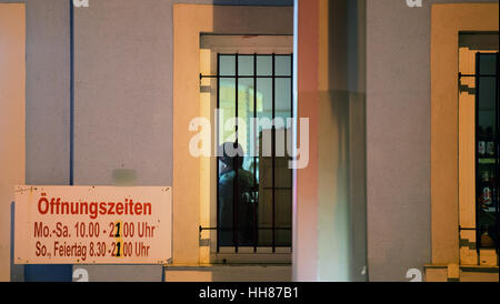 Dresden, Deutschland. 18. Januar 2017. Ein Polizist abgebildet in einem Unternehmen und private Räumlichkeiten während einer großen Polizei Betrieb Targeting eine mutmaßliche internationale Bande von Diebe in Dresden, Deutschland, 18. Januar 2017. Mehr als 30 Objekte wurden durchsucht. Die föderale Polizei sagen, dass mehrere hundert Offiziere eingesetzt wurden, unterstützt von Beamten Zoll- und Sachsen State Office of Criminal Investigations. Foto: Arno Burgi/Dpa-Zentralbild/Dpa/Alamy Live-Nachrichten Stockfoto