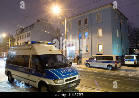 Dresden, Deutschland. 18. Januar 2017. Polizei-Fahrzeuge im Bild während einer großen Polizei Betrieb Targeting einer vermuteten internationalen Bande der Diebe, außerhalb eines Geschäfts- und Wohnräumen in Dresden, Deutschland, 18. Januar 2017. Mehr als 30 Objekte wurden durchsucht. Die föderale Polizei sagen, dass mehrere hundert Offiziere eingesetzt wurden, unterstützt von Beamten Zoll- und Sachsen State Office of Criminal Investigations. Foto: Arno Burgi/Dpa-Zentralbild/Dpa/Alamy Live-Nachrichten Stockfoto