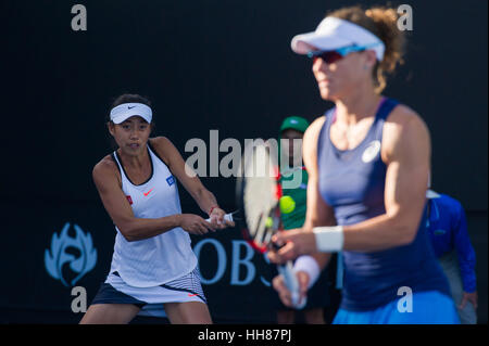 Melbourne, Australien. 18. Januar 2017. Zhang Shuai (L) von China und Samantha Stosur aus Australien konkurrieren während der Frauen Doppel erstes Vorrundenspiel gegen Kimberly Birrell und Priscilla Hon Australiens an der Australian Open Tennis Championships in Melbourne, Australien, 18. Januar 2017. Stosur und Zhang gewann 2: 1. Bildnachweis: Bai Xue/Xinhua/Alamy Live-Nachrichten Stockfoto