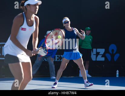 Melbourne, Australien. 18. Januar 2017. Samantha Stosur (R) von Australien und Zhang Shuai von China konkurrieren während der Frauen Doppel erstes Vorrundenspiel gegen Kimberly Birrell und Priscilla Hon Australiens an der Australian Open Tennis Championships in Melbourne, Australien, 18. Januar 2017. Stosur und Zhang gewann 2: 1. Bildnachweis: Bai Xue/Xinhua/Alamy Live-Nachrichten Stockfoto