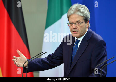 Berlin, Deutschland. 18. Januar 2017. Italienischen Ministerpräsidenten Paolo Gentiloni auf einer Pressekonferenz in Berlin, Deutschland, 18. Januar 2017. Foto: Maurizio Gambarini/Dpa/Alamy Live News Stockfoto