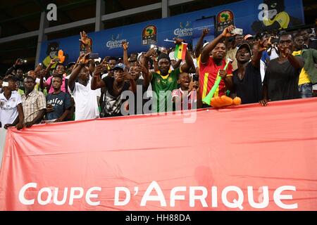 17. Januar 2017 - Port-Gentil, Port-Gentil, Gabun - Fußball-Fans jubeln vor 2017 Africa Cup of Nations Gruppe D Fußballspiel zwischen Mali und Ägypten in Port-Gentil am 17. Januar 2017 Credit: fremde/APA Bilder/ZUMA Draht/Alamy Live News Stockfoto