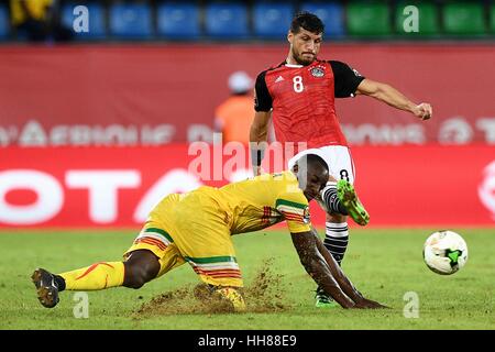 17. Januar 2017 - Port-Gentil, Port-Gentil, Gabun - Ägypten Spieler konkurrieren mit malischen Spielern während des Fußballspiels zwischen Mali und Ägypten in Port-Gentil 2017 Africa Cup of Nations Gruppe D am 17. Januar 2017 Credit: fremde/APA Bilder/ZUMA Draht/Alamy Live News Stockfoto