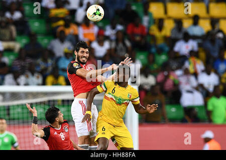 17. Januar 2017 - Port-Gentil, Port-Gentil, Gabun - Ägypten Spieler konkurrieren mit malischen Spielern während des Fußballspiels zwischen Mali und Ägypten in Port-Gentil 2017 Africa Cup of Nations Gruppe D am 17. Januar 2017 Credit: fremde/APA Bilder/ZUMA Draht/Alamy Live News Stockfoto