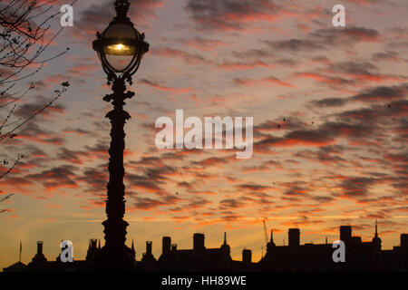 London UK. 18. Januar 2017.  Regierungsgebäude und den Houses of Parliament sind Silhouette gegen einen dramatischen Winter Sonnenuntergang Credit: Amer Ghazzal/Alamy Live-Nachrichten Stockfoto