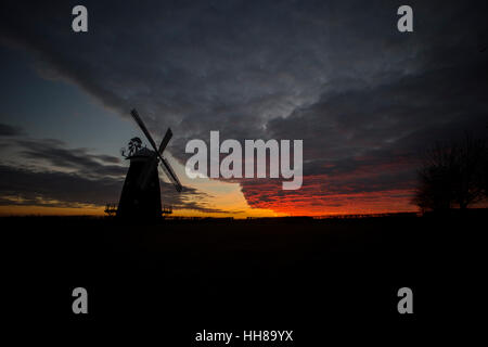 North Essex, England. 18. Januar 2017. Thaxted Windmühle gegen einen Winter Sonnenuntergang Mackeral Himmel. 18. Januar 2017 ging der 19. Jahrhundert John Webb Windmühle in Thaxted in Nord Essex vor einem Winter Makrele Himmel bei Sonnenuntergang, wenn die Temperatur auf Null. Bildnachweis: BRIAN HARRIS/Alamy Live-Nachrichten Stockfoto