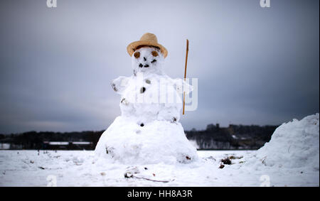 Dresden, Deutschland. 18. Januar 2017. Ein Schneemann mit einem Strohhut steht in der Nähe der Elbwiesen in Dresden, Deutschland, 18. Januar 2017. Der Welttag des Schneemanns ist am 18. Januar jedes Jahr gefeiert. Foto: Arno Burgi/Dpa-Zentralbild/Dpa/Alamy Live-Nachrichten Stockfoto