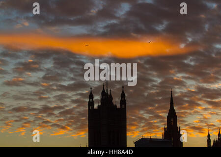 London UK. 18. Januar 2017.  Die Houses of Parliament sind Silhouette gegen einen dramatischen Winter Sonnenuntergang Credit: Amer Ghazzal/Alamy Live-Nachrichten Stockfoto