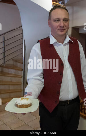 Im Café Kruhek in Sevnica, Slowenien sieht man einen Apfelkuchen mit widmet sich die First Lady Melania Trump, heimischen Äpfeln gemacht vor der Einweihung der USA Präsident Donald Trump Stockfoto