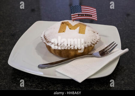 Im Café Kruhek in Sevnica, Slowenien wird einen Apfelkuchen mit widmet sich die First Lady Melania Trump, heimischen Äpfeln gemacht vor der Eröffnung der USA Präsident Donald Trump gesehen. Stockfoto