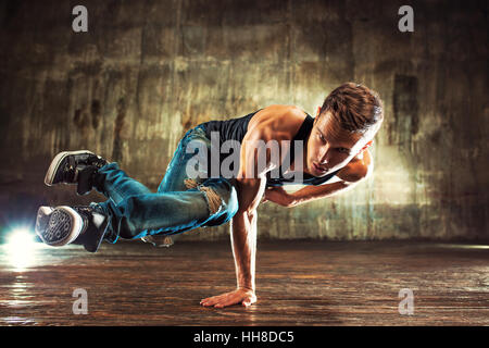 Junger Mann Breakdance auf alten Mauer Hintergrund Stockfoto