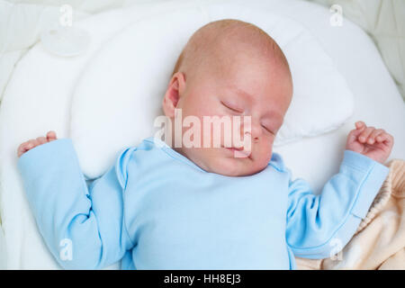 Drei Monate Baby blaue Kleidung, schlafen in der Wiege Stockfoto