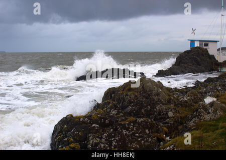 Ein Wintersturm verprügelt, die Küste in Irland und dem Yacht Club Tower durch die Wellen und Gischt gehämmert ist County Down Stockfoto