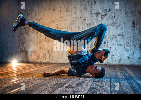 Junger Mann Breakdance auf Wand Hintergrund Stockfoto