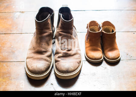 Vater und Sohn Stiefel in der Tür Stockfoto