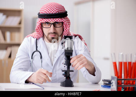 Arabische Arzt im Labor Krankenhaus Stockfoto