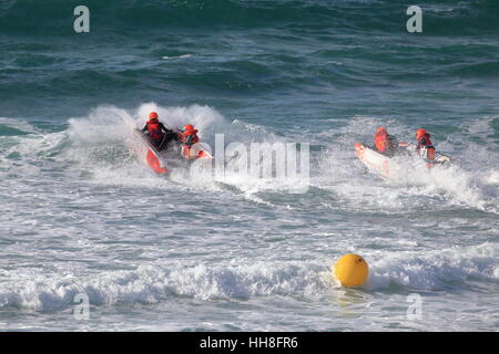 Zapcat Offshore-RIB Rundstreckenrennen am Fistral Strand Newquay UK Stockfoto