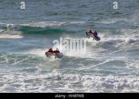 Zapcats an Zapcat Offshore-RIB Rundstreckenrennen am Fistral Strand Newquay UK fliegen Stockfoto