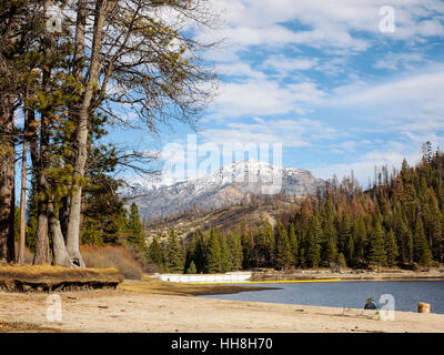 Der Blick über Hume Lake im Kings Canyon Nationalpark, Kalifornien, mit Blick auf Wren Peak und die Berge der Sierra Nevada. Stockfoto