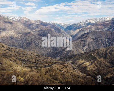 Blick über Kings Canyon der Sierra Nevada von Hume Lake Road, Sequoia National Forest an einem hellen Tag im Dezember 2016. Stockfoto