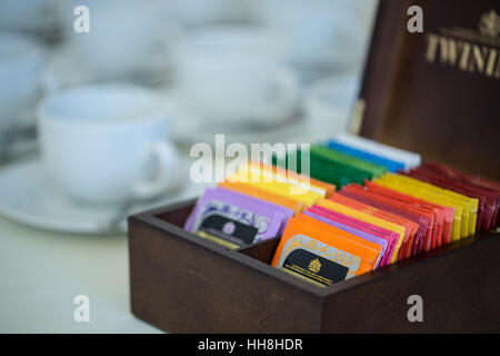 Auswahl von Twinings Tees in einer Geschenkbox geliefert Stockfoto