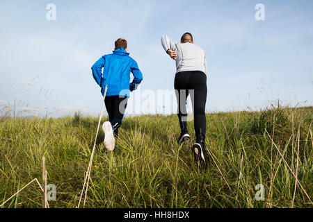 Zwei junge Athleten im sonnigen Herbst Natur, Sicht nach hinten laufen. Stockfoto