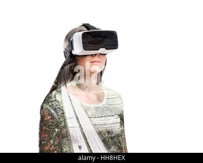 Doppelbelichtung. Frau mit virtual-Reality-Brille. Autobahn. Stockfoto