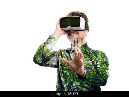 Doppelbelichtung. Mann mit virtual-Reality-Brille. Bäume. Stockfoto