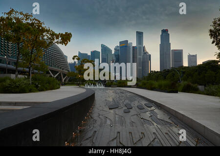 Skyline von Singapur von der Esplanade-Theatres on the Bay angesehen. Stockfoto