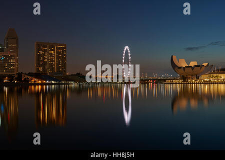 Marina Bay, Singapur in der Morgendämmerung. Stockfoto