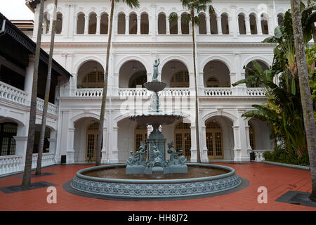 Brunnen im Innenhof des historischen Raffles Hotel, Singapur. Stockfoto