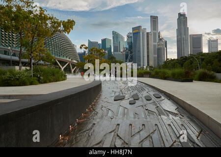 Skyline von Singapur von der Esplanade-Theatres on the Bay angesehen. Stockfoto