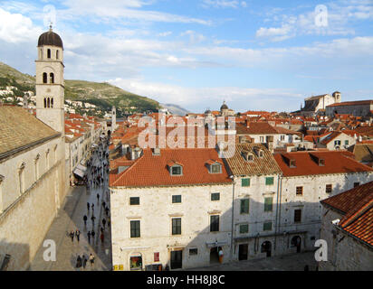 Der Turm der Franziskanerkirche und historischen Gebäude der alten Stadt von Dubrovnik, Kroatien Stockfoto