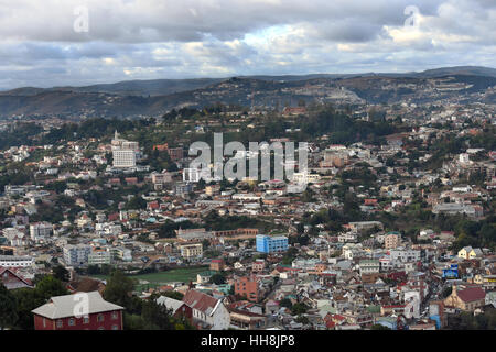 Panoramablick von Antananarivo, der Hauptstadt Madagaskars Rova oder Königin Palast, der die Stadt überblickt entnommen Stockfoto