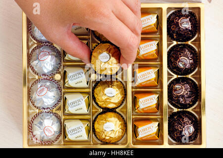 Paphos, Zypern - 20. November 2016 Frau Hand nehmen Süßigkeiten aus Karton von Ferrero Süßigkeiten. Stockfoto