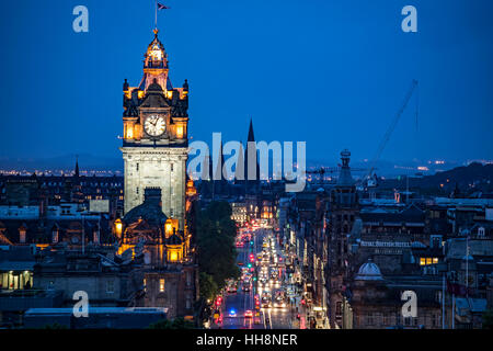 Balmoral Hotel Clock Tower und Regen durchnässt Princes Street, Edinburgh, Schottland, Vereinigtes Königreich Stockfoto