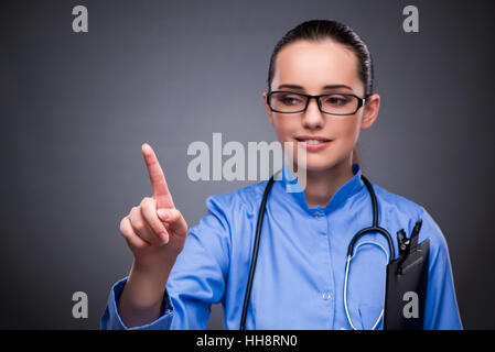 Junger Arzt virtuelle Taste Stockfoto