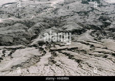Feindlichen Vulkanlandschaft, Lücken und Risse, trockenen Boden am Vulkan Mount Bromo-Krater Bromo Tengger Semeru Nationalpark, Java Stockfoto