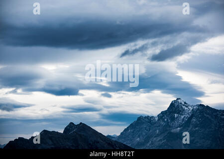 Gipfel der Zugspitze mit Schnee und bewölkten Himmel, Wettersteingebirge, Bergwang, Reutte, Tirol, Österreich Stockfoto