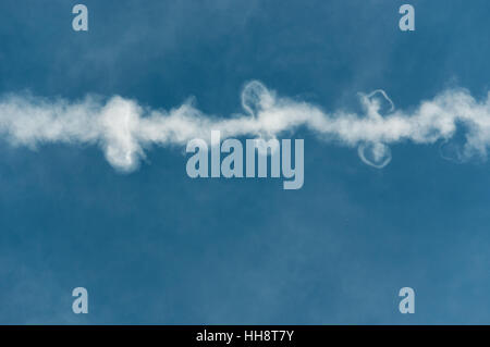 Ein Flugzeug-Trail am blauen Himmel Stockfoto