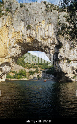 Natürliche Brücke Le Pont d Arc in Vallon-Pont-D Arc, Gorges de Ardeche, Languedoc-Roussillon, Frankreich Stockfoto