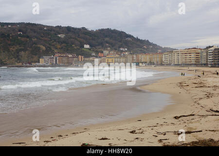 Starker Wellengang Tag in Donostia Strand (Donostia, Guipuzcoa, Baskenland, Spanien). Stockfoto