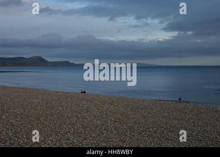 Lyme Regis mit Blick auf Golden Cap, an der Küste Jurrassic in Dorset Stockfoto