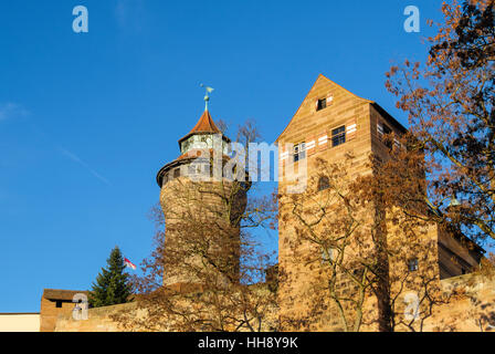 Mittelalterlichen Nürnberger Burg Sinwellturm (Sinwell Turm) und Heidenturm (heidnischen Turm). Nürnberg, Bayern, Deutschland Stockfoto