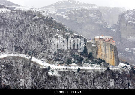 Das heilige Kloster Rousanou unter starkem Schneefall, Meteora, Kalabaka, Griechenland Stockfoto