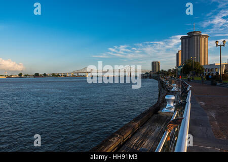 New Orleans, Louisiana, USA - 18. Juni 2014: Blick auf den Mississippi in New Orleans Flussufer. Stockfoto