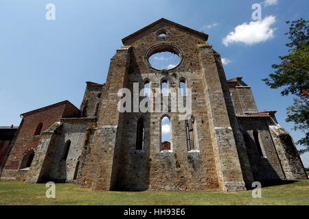 CHIUSDINO, Italien, 26. Juli 2016: Blick auf die gotische Abtei von San Galgano am 26. Juli 2016 in Chiusdino, Siena, Toskana, Italien. Stockfoto