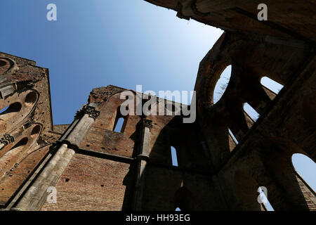 CHIUSDINO, Italien, 26. Juli 2016: Innenansicht der gotische Abtei von San Galgano am 26. Juli 2016 in Chiusdino, Siena, Toskana, Italien. Stockfoto