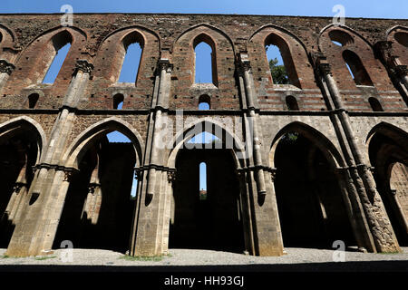 CHIUSDINO, Italien, 26. Juli 2016: Innenansicht der gotische Abtei von San Galgano am 26. Juli 2016 in Chiusdino, Siena, Toskana, Italien. Stockfoto